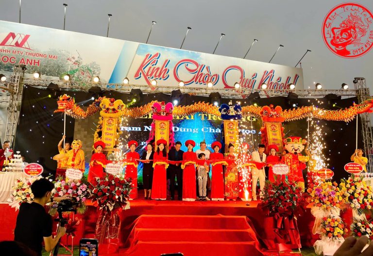 Đội múa lân sư rồng khai trương tại Chạm Dừng Chân Ngọc Anh, Thị xã Phú Thọ