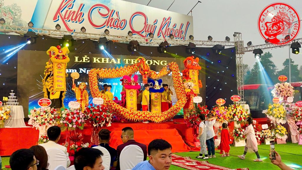 Múa lân sư rồng biểu diễn trong sảnh khai trương chuyên nghiệp